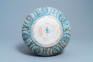 Une vasque circulaire en fa&iuml;ence polychrome de Winterthur, Suisse, 16&egrave;me