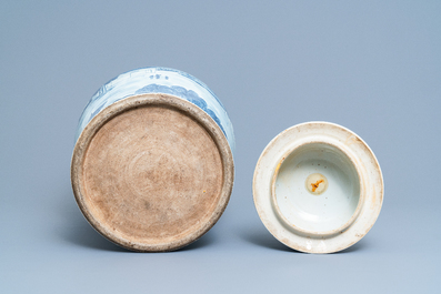 Een grote Chinese blauw-witte dekselvaas, 19e eeuw