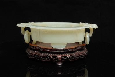 Une coupe en jade blanche sur socle en bois, Chine, Kangxi