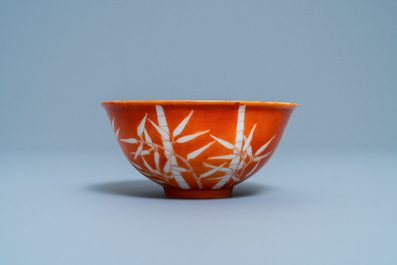 Un bol en porcelaine de Chine &agrave; d&eacute;cor de bambou sur fond corail, marque et &eacute;poque de Xuantong