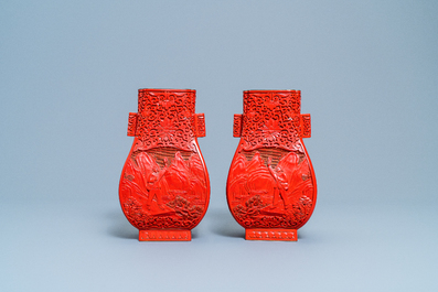 Une paire de vases en laque rouge &agrave; d&eacute;cor de la 'R&eacute;volution Culturelle', 20&egrave;me