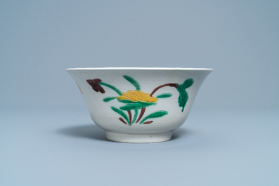 Un bol de type 'brinjal' en biscuit &eacute;maill&eacute; verte &agrave; d&eacute;cor floral, Chine, Kangxi