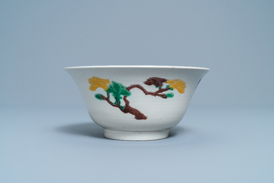 Un bol de type 'brinjal' en biscuit &eacute;maill&eacute; verte &agrave; d&eacute;cor floral, Chine, Kangxi