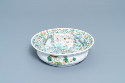A rare KPM porcelain basin with Cantonese famille verte painting, China and Germany, 19th C.