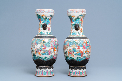 Une paire de vases en porcelaine de Chine famille rose dite 'de Nankin', 19&egrave;me