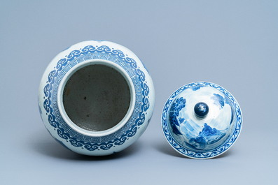 Een grote Chinese blauw-witte dekselvaas, 19e eeuw