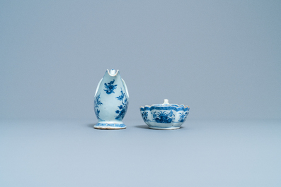 Two Chinese blue and white sauce boats on stands, Qianlong