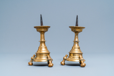 Une paire de flambeaux en bronze, Flandres ou Pays-Bas, 16&egrave;me