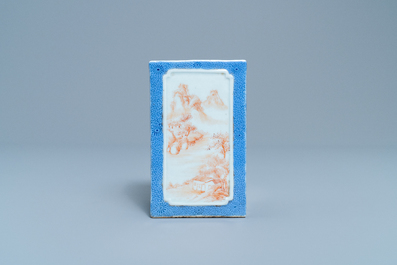 Un pot &agrave; pinceaux de forme carr&eacute;e en porcelaine de Chine, marque de Qianlong, R&eacute;publique