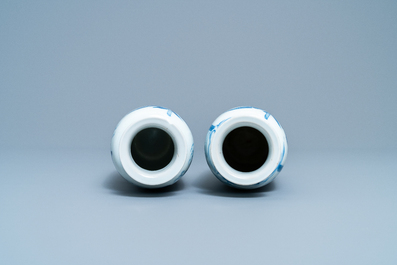 Deux vases de forme rouleau en porcelaine de Chine en bleu et blanc, Kangxi