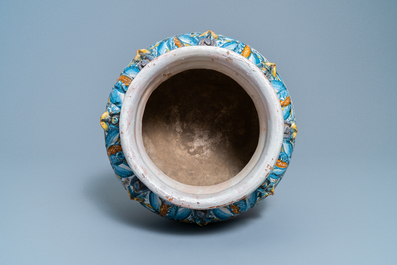 Une vasque circulaire en fa&iuml;ence polychrome de Winterthur, Suisse, 16&egrave;me