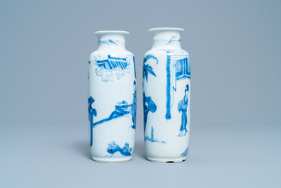 Deux vases de forme rouleau en porcelaine de Chine en bleu et blanc, Kangxi