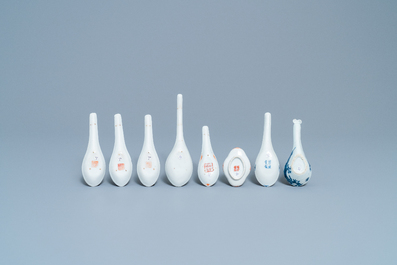 Zeven Chinese famille rose en blauw-witte lepels en een schoteltje met draken, 19/20e eeuw