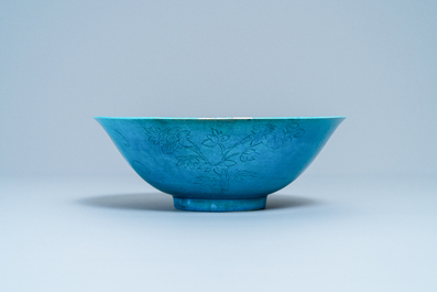 Een Chinese monochrome turquoise kom met onderglazuur decor, Kangxi