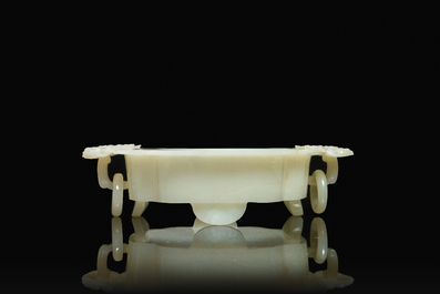 Une coupe en jade blanche sur socle en bois, Chine, Kangxi