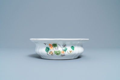 A rare KPM porcelain basin with Cantonese famille verte painting, China and Germany, 19th C.
