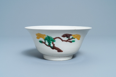Un bol de type 'brinjal' en biscuit &eacute;maill&eacute; verte &agrave; d&eacute;cor floral, Chine, Kangxi