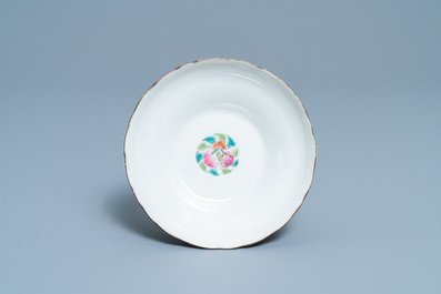 Een Chinese famille rose stem bowl, 19e eeuw
