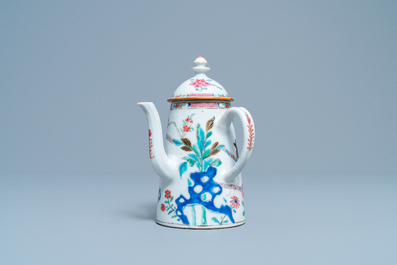 Une chocolati&egrave;re en porcelaine de Chine famille rose &agrave; d&eacute;cor de 'La romance de la chambre de l'ouest', Yongzheng