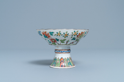 Een Chinese famille rose stem bowl, 19e eeuw