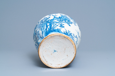 Een grote blauw-witte Delftse vaas met chinoiserie decor van vogels bij bloesemtakken, 18e eeuw