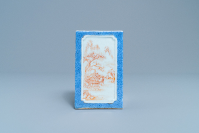 Un pot &agrave; pinceaux de forme carr&eacute;e en porcelaine de Chine, marque de Qianlong, R&eacute;publique