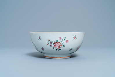 Een Chinese famille rose kom met Britse schepen, Qianlong