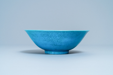 Een Chinese monochrome turquoise kom met onderglazuur decor, Kangxi