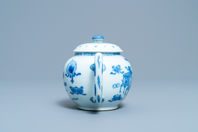 Een Chinese blauw-witte theepot met deksel, Kangxi