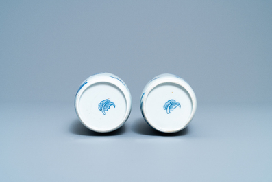 Deux vases de forme rouleau en porcelaine de Chine en bleu et blanc, Kangxi