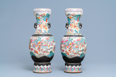 Une paire de vases en porcelaine de Chine famille rose dite 'de Nankin', 19&egrave;me