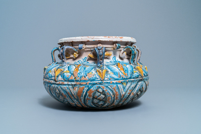 Une vasque circulaire en fa&iuml;ence polychrome de Winterthur, Suisse, 16&egrave;me
