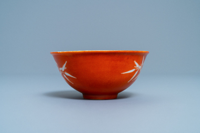 Un bol en porcelaine de Chine &agrave; d&eacute;cor de bambou sur fond corail, marque et &eacute;poque de Xuantong