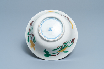 Un bol de type 'brinjal' en biscuit &eacute;maill&eacute; verte &agrave; d&eacute;cor floral, Chine, Kangxi