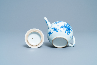 Een Chinese blauw-witte theepot met deksel, Kangxi