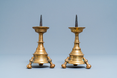 Une paire de flambeaux en bronze, Flandres ou Pays-Bas, 16&egrave;me