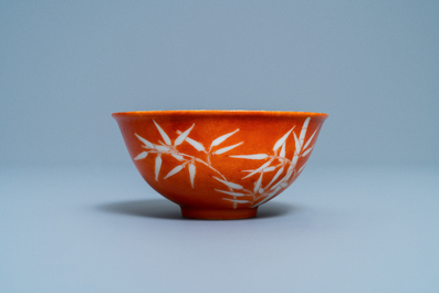 Un bol en porcelaine de Chine &agrave; d&eacute;cor de bambou sur fond corail, marque et &eacute;poque de Xuantong