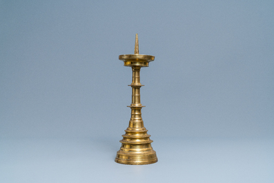 Un grand bougeoir en bronze, Flandres, 16&egrave;me
