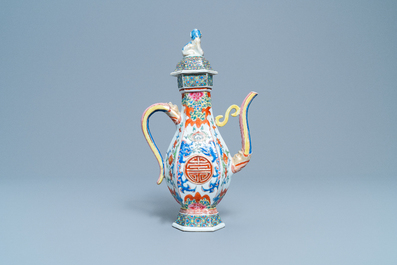 Une verseuse couverte en porcelaine de Chine, Qianlong