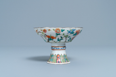 Een Chinese famille rose stem bowl, 19e eeuw