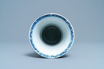 Un vase en porcelaine de Chine en bleu et blanc, Kangxi