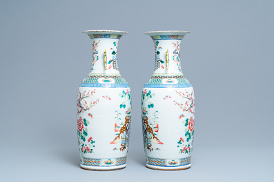 Een paar Chinese famille rose vazen, 19e eeuw