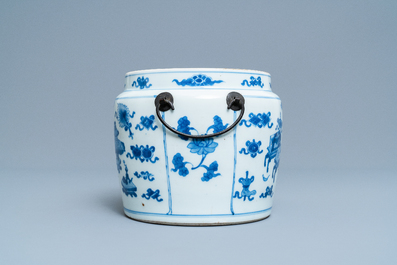 A Chinese blue and white bowl with antiquities design, Kangxi