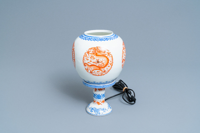 Une lanterne en porcelaine de Chine coquille d'oeuf &agrave; d&eacute;cor de dragons, R&eacute;publique
