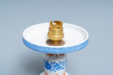 Une lanterne en porcelaine de Chine coquille d'oeuf &agrave; d&eacute;cor de dragons, R&eacute;publique