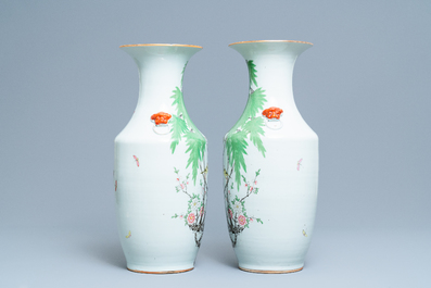 Une paire de vases en porcelaine de Chine famille rose, 19/20&egrave;me