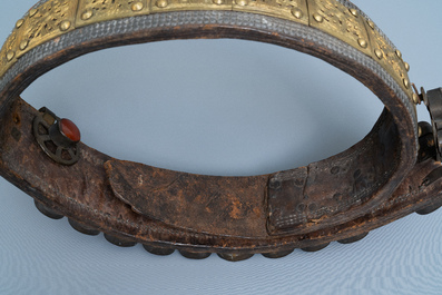Une ceinture de marriage en cuir incrust&eacute; de cabochons en cornaline et de plaques en laiton, les Balkans, 18/19&egrave;me