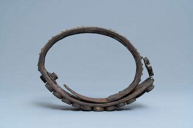 Une ceinture de marriage en cuir incrust&eacute; de cabochons en cornaline et de plaques en laiton, les Balkans, 18/19&egrave;me