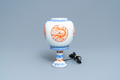 Une lanterne en porcelaine de Chine coquille d'oeuf &agrave; d&eacute;cor de dragons, R&eacute;publique