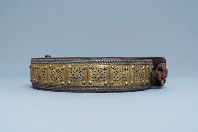 Une ceinture de marriage en cuir incrust&eacute; de cabochons en cornaline et de plaques en laiton, les Balkans, 18/19&egrave;me